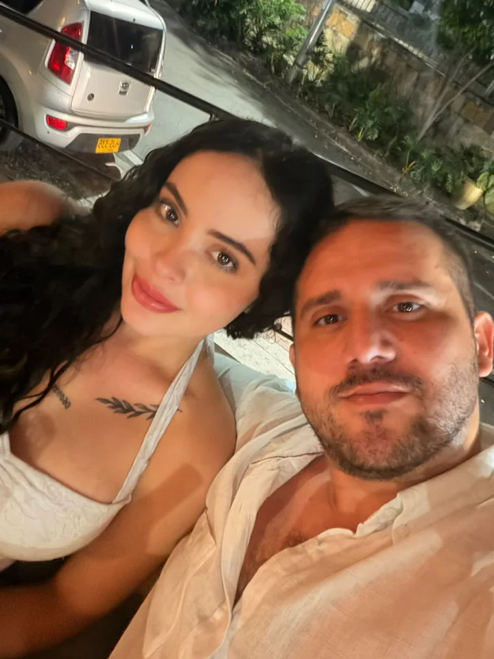 Maira y Alejandro posando juntos para una selfie de noche