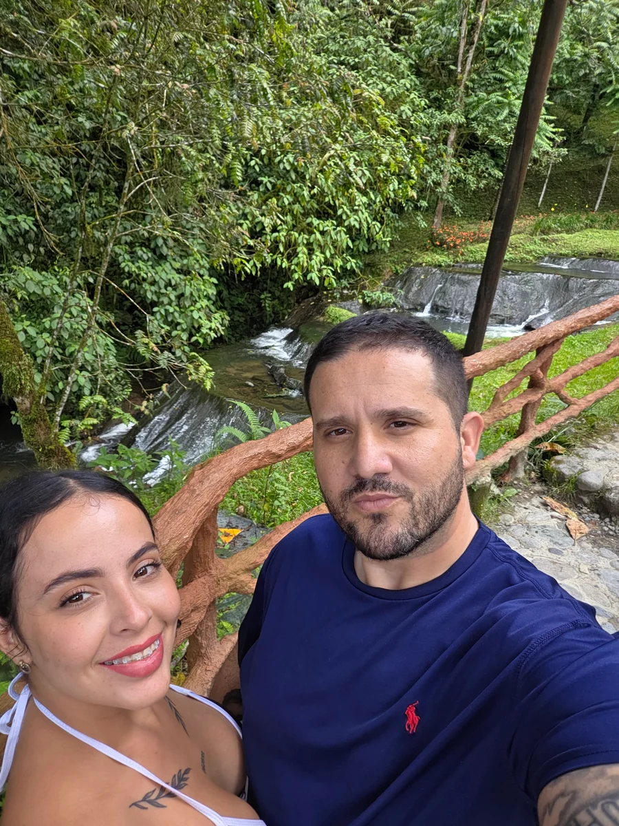 Maira y Alejandro juntos al aire libre